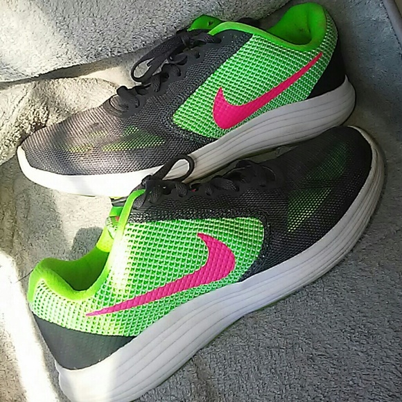 nike revolution 3 green